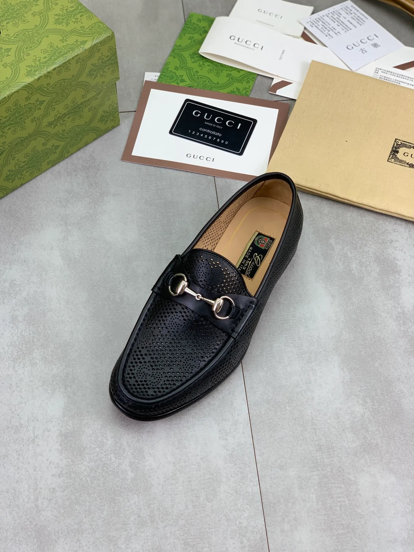 Factory price P980💰💎💎💎Top version (original high-grade genuine leather outsole) Full upper and inner lining cowhide punching design (summer essential) Brand: [GUCCi] Gucci's new business formal casual leather shoes Standard code: Men's size 39–44 (38 45 46 needs to be customized) Grade: Same as the official website Original quality Material: Original calfskin Water-dyed cowhide lining Original genuine leather outsole Style categories: Men's fashion Formal casual leather shoes Slip-on men's shoes series Young fashion European and American trends British style Casual matching Comfortable feet Color: 3️⃣ colors available Actual pictures